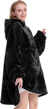 Snuggle Hoodie - Snuggie - Fleece Deken Met Mouwen - Zwart - Tv-deken met mouwen - 113 x 74 cm - Plaid - Warmtedeken - Knuffeldeken